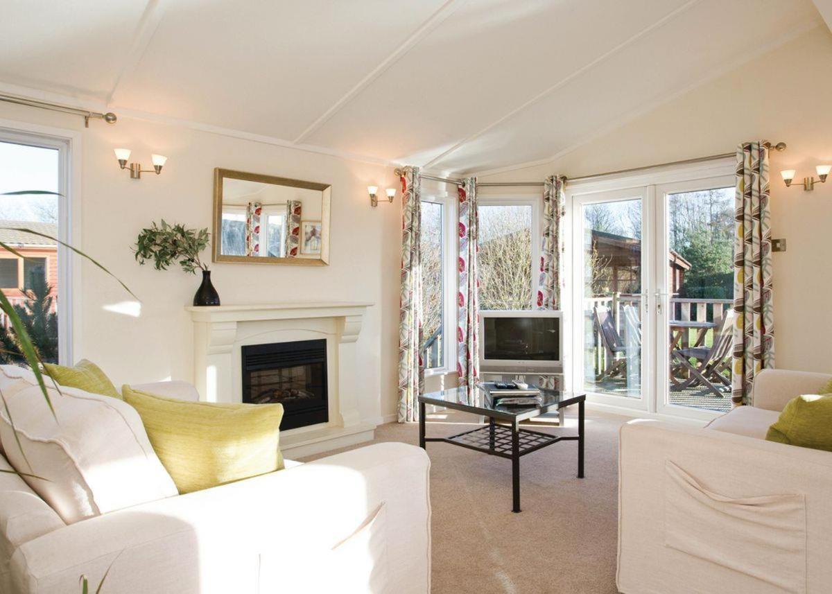Dacre Lakeside Park Hotel Brandesburton Екстериор снимка